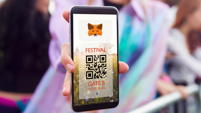 Um ingresso para o festival em um telefone com os logotipos metamask e ethereum